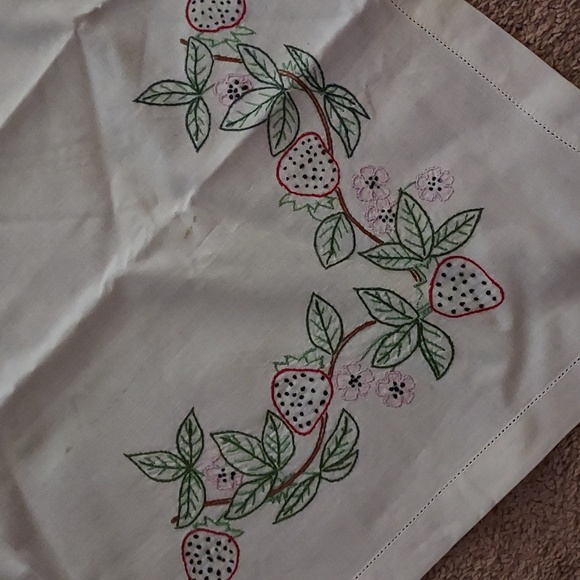 Vintage Handmade Embroidered Strawberry Design Table Cloth With 2 Napkins Set - Picture 2 of 12